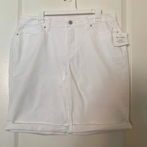 (NWT) Croft & Barrow White Bermuda Mid-Rise Shorts, Stretch, Size 18